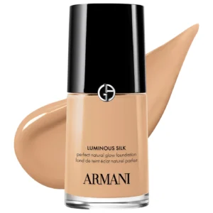 Armani Beauty. Base de maquillaje líquida difuminadora de brillo natural Luminous Silk con duración de 24 horas